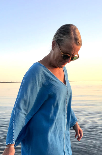 The Iris Blue & White