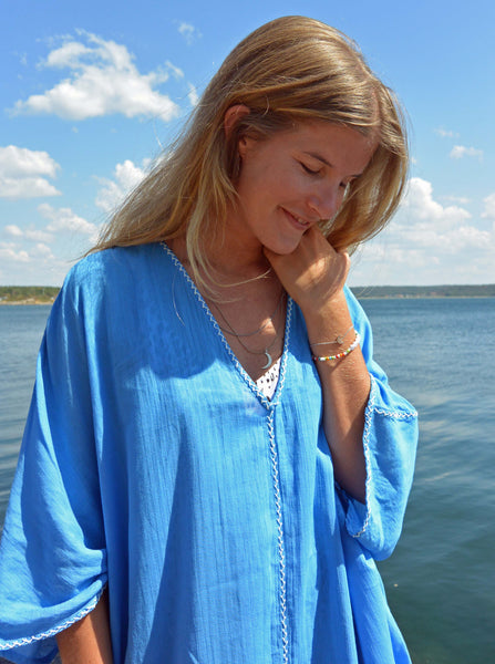 The Iris Blue & White